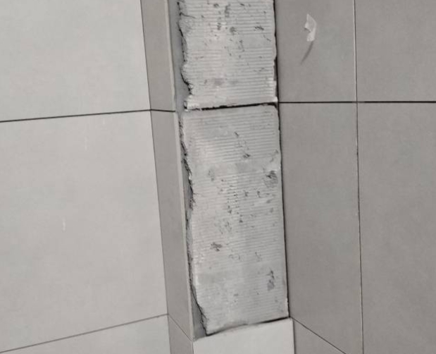 龙州瓷砖空鼓维修公司分享下瓷砖施工前基层浇水润湿程度不足，可能导致以下问题